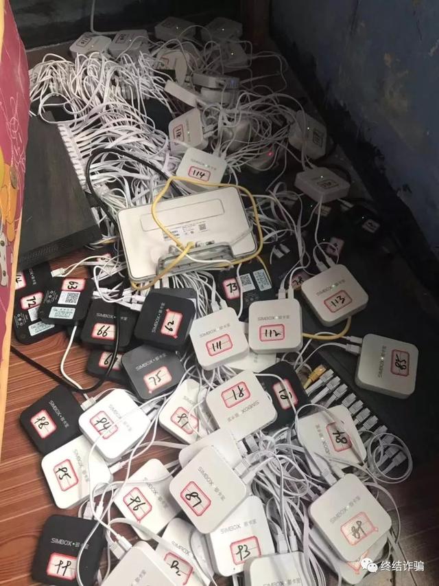 某诈骗窝点内发现大量统一编号的多卡宝