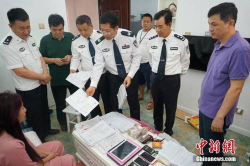 图为广西壮族自治区副主席、公安厅厅长胡焯等在抓获现场。